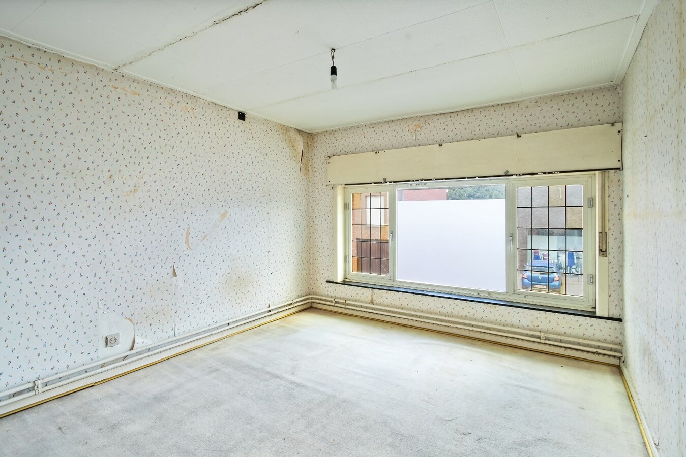 Ruime handelspand met woonst op commerciële ligging 