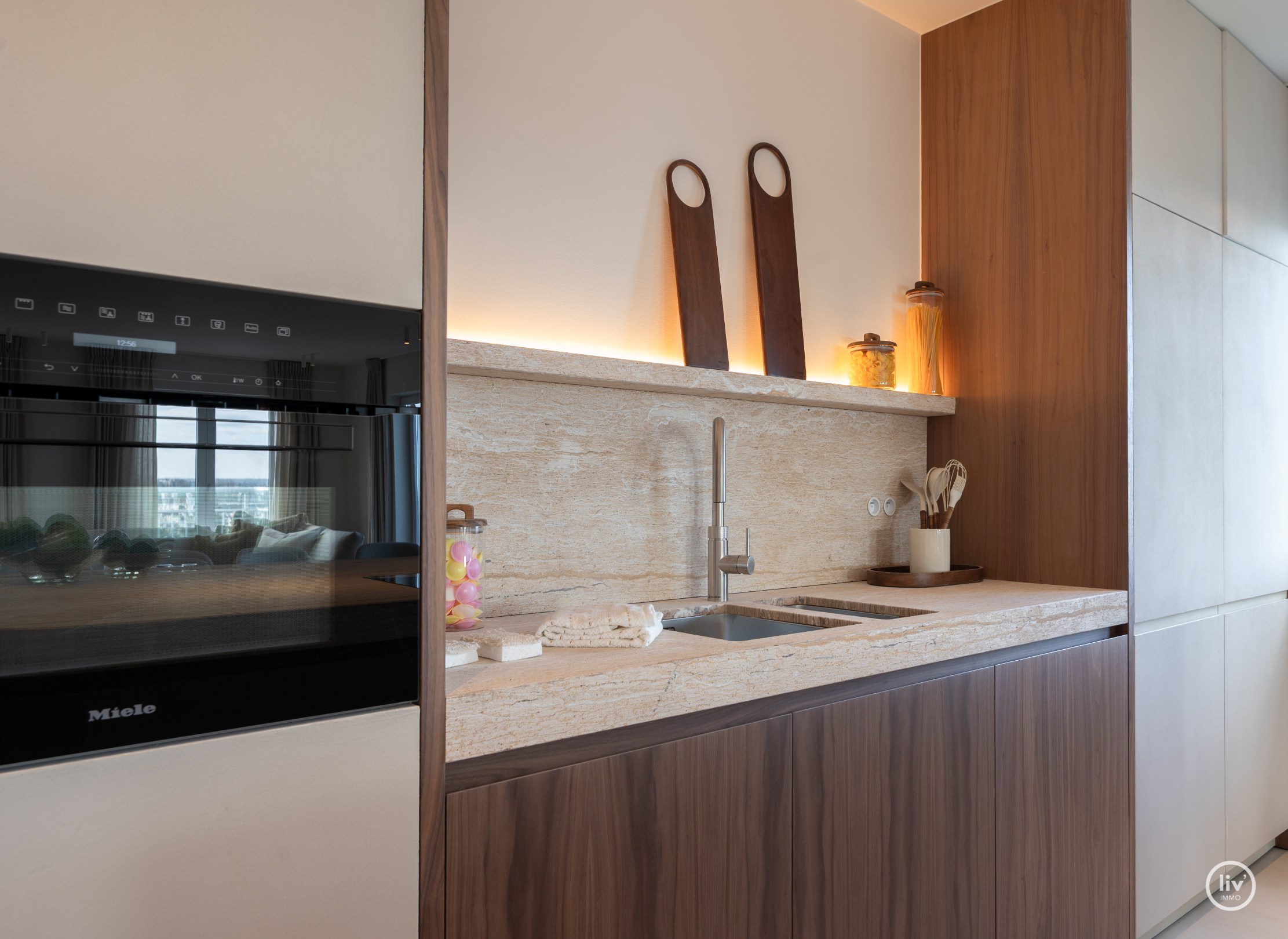 Zeer luxueus gerenoveerd 4 slaapkamer hoekappartement ideaal gelegen te Duinbergen genietend van zeezicht. 