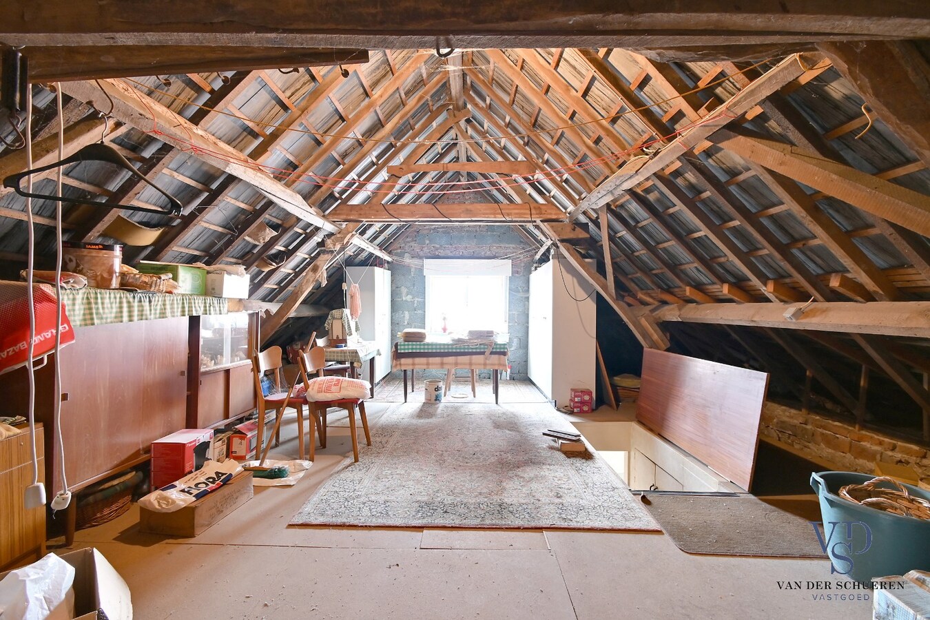 Exceptioneel gelegen eigendom met mogelijkheden. 