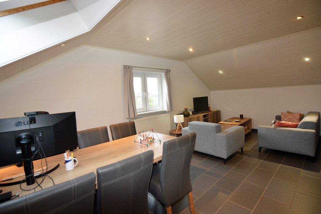Instapklaar appartement met 2 slpks en tuintje. 