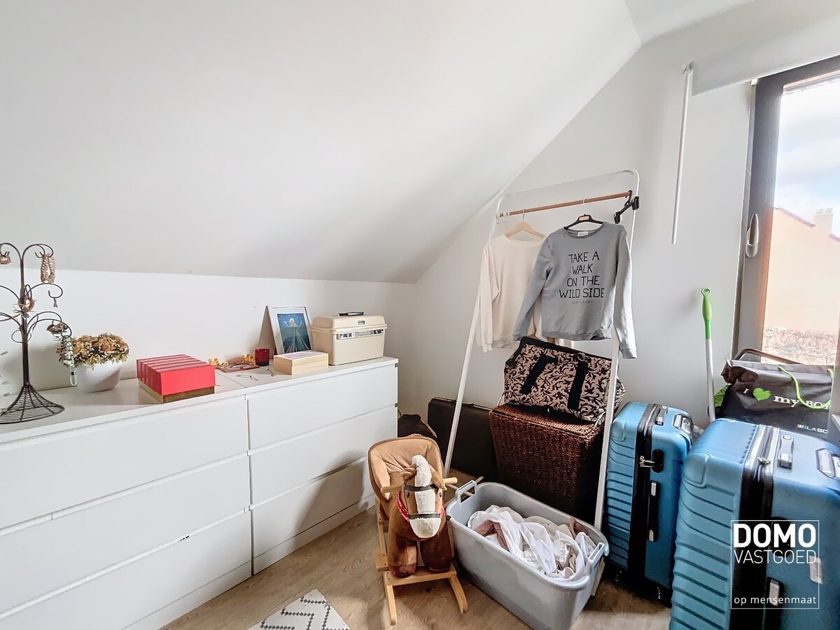 VOLLEDIG GERENOVEERDE HALOPEN BEBOUWING MET 3 SLAAPKAMERS IN HARTJE KERMT 