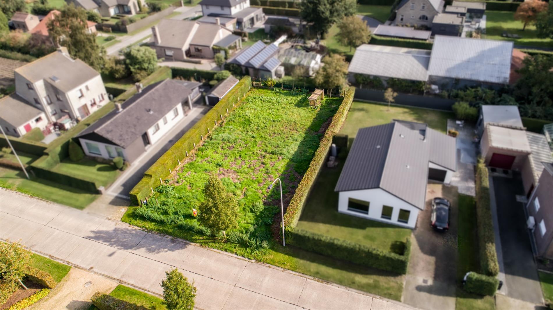 Oostelijk georiënteerd lot bouwgrond 598m² voor open bebouwing rustig gelegen te Adegem 