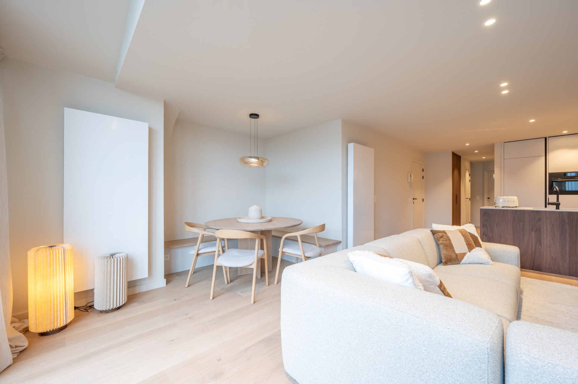 Appartement en duplex spacieux et rénové, orienté plein sud, situé dans un emplacement exceptionnel sur la Lippenslaan. 