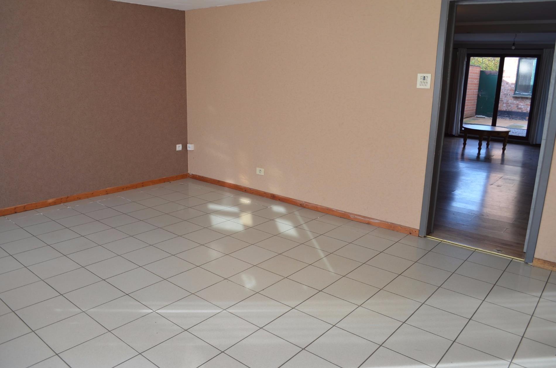 Woning (5 slpks) met handelsruimte en bijgebouw  te Sint-Laureins 