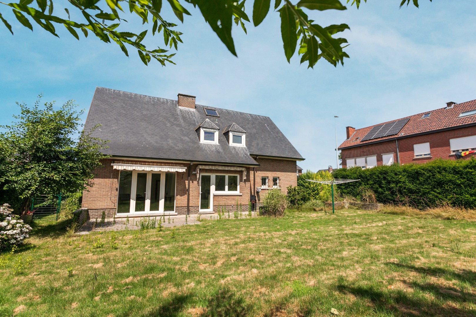 Ruime 4-gevelwoning met 4 slaapkamers, bureau, garage en tuin op 626 m² met bouwpotentieel in Halle 