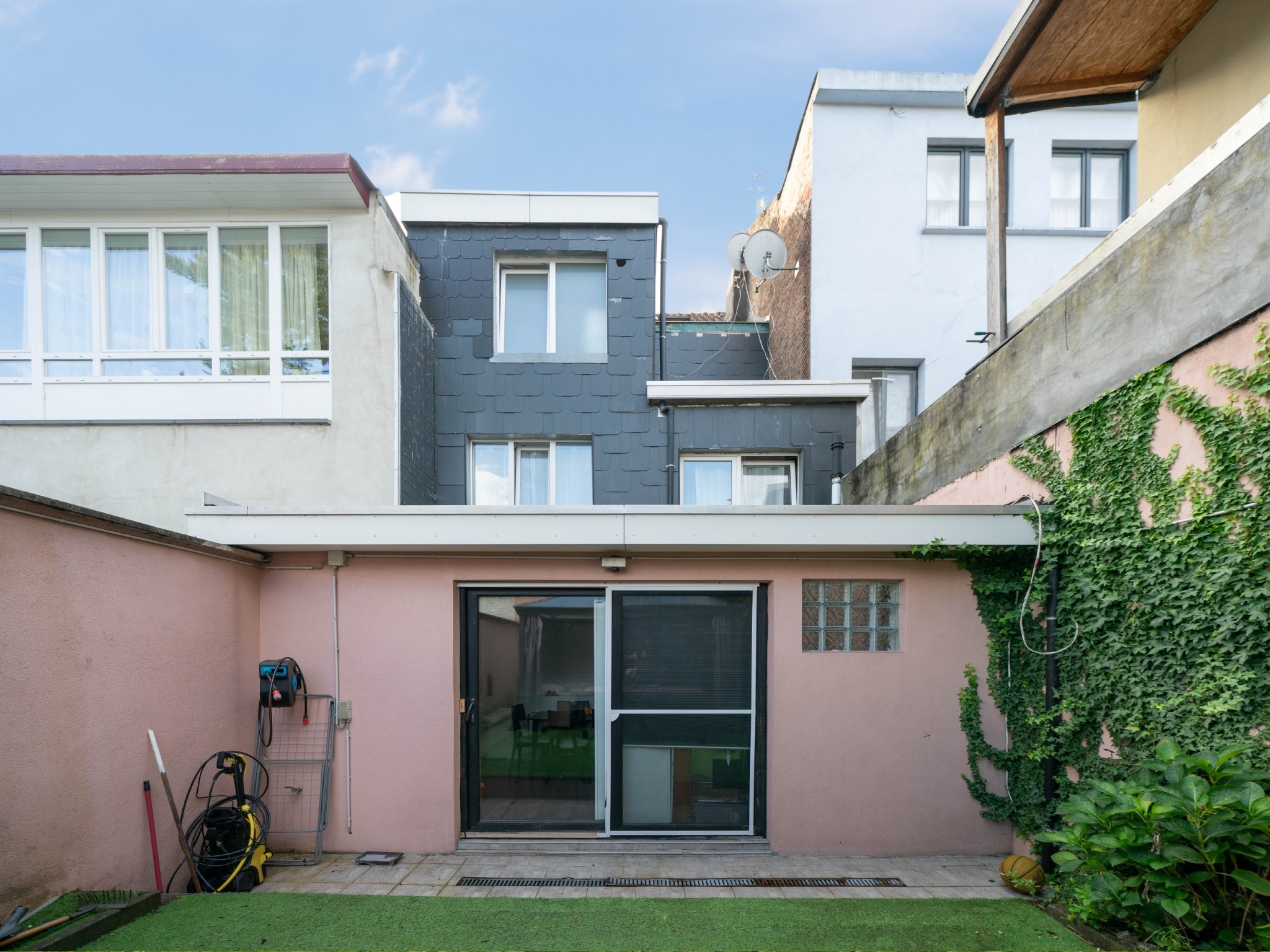 Ruime woning met 5 kamers, 4 badkamers en tuin 