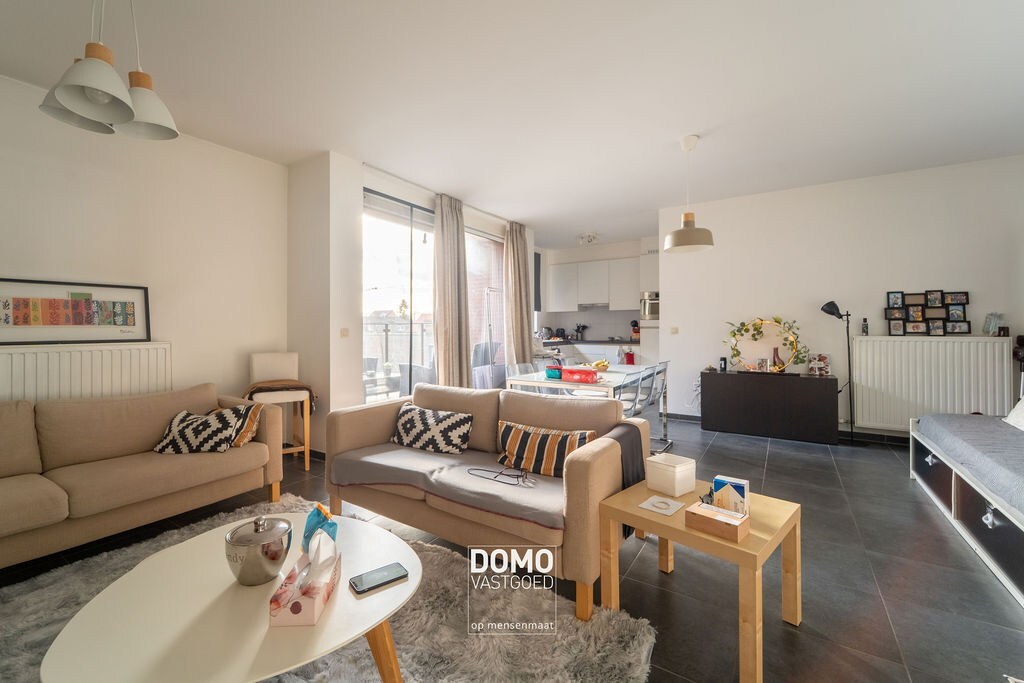 Instapklaar en lichtrijk 2-slaapkamerappartement met zonnig terras en parking in Diepenbeek 