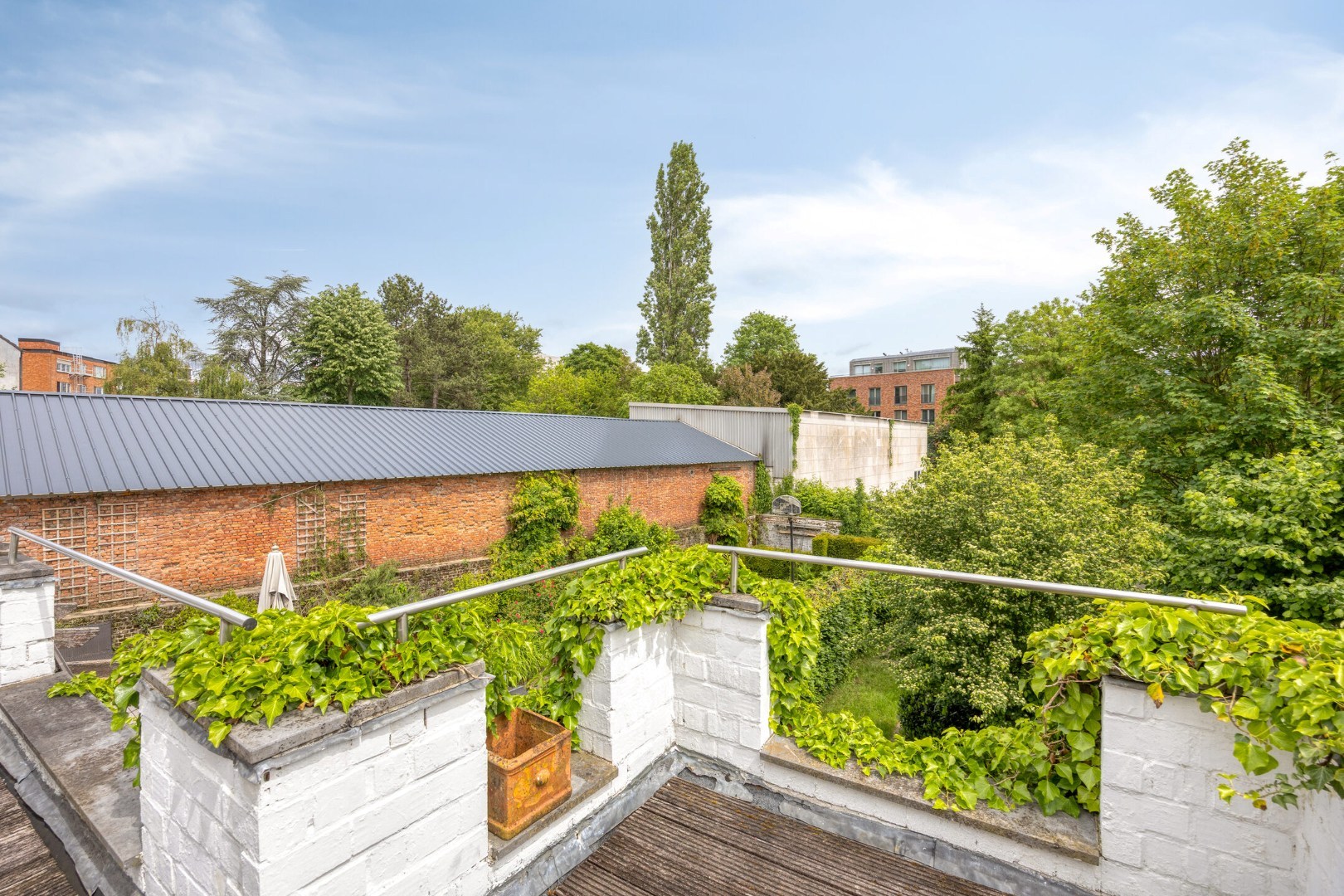 Ruime stadswoning met achteruitgang via Janseniusstraat met 4 slaapkamers, garage en tuin te Leuven- EPC 239kwh/m2 