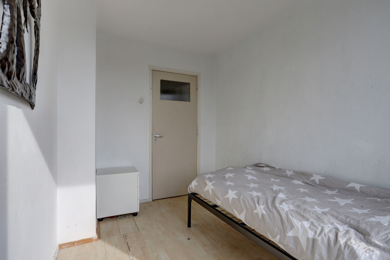 In het geliefde "Lage Land' is gelegen deze uitgebouwde 5-kamer tussenwoning met zonnige en diepe tuin en geheel gelegen op eigen grond. 