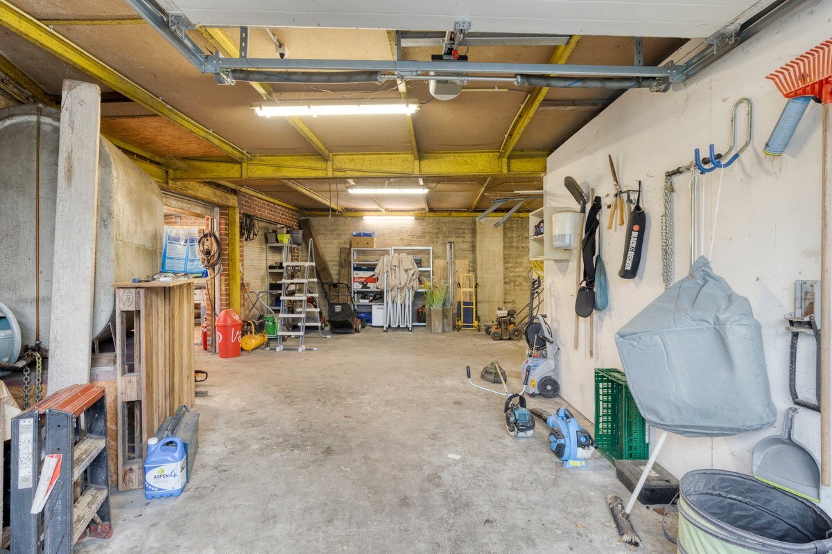 Woning met handelspand te koop in Oostrozebeke op een perceel van 768 m2. 