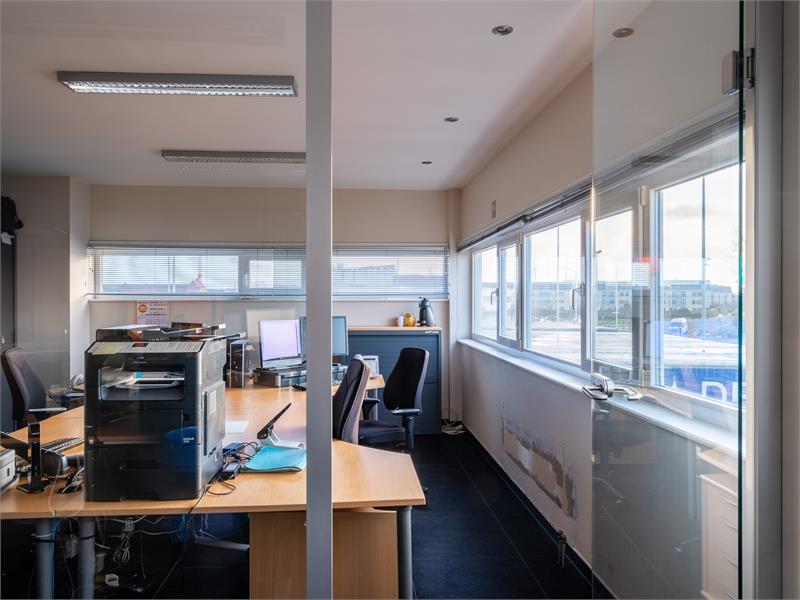 Bedrijfsgebouw met burelen en opslagruimte. 