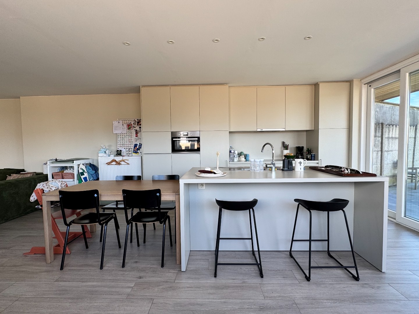 Gerenoveerde halfopen woning met 3 slaapkamers, tuin en carport 