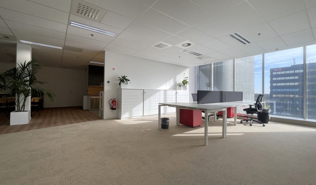 Vernieuwde kantoren te huur in Ahlers Building te Antwerpen