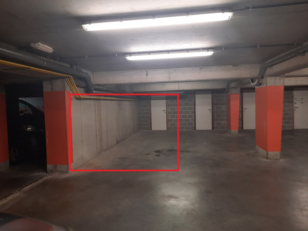 staanplaats met aparte kelderberging 