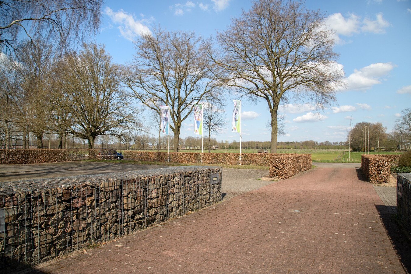 Vrijstaande representatieve kantoorruimte van circa 342 m2 met ruim voldoende parkeergelegenheid. (circa 20 plaatsen) 