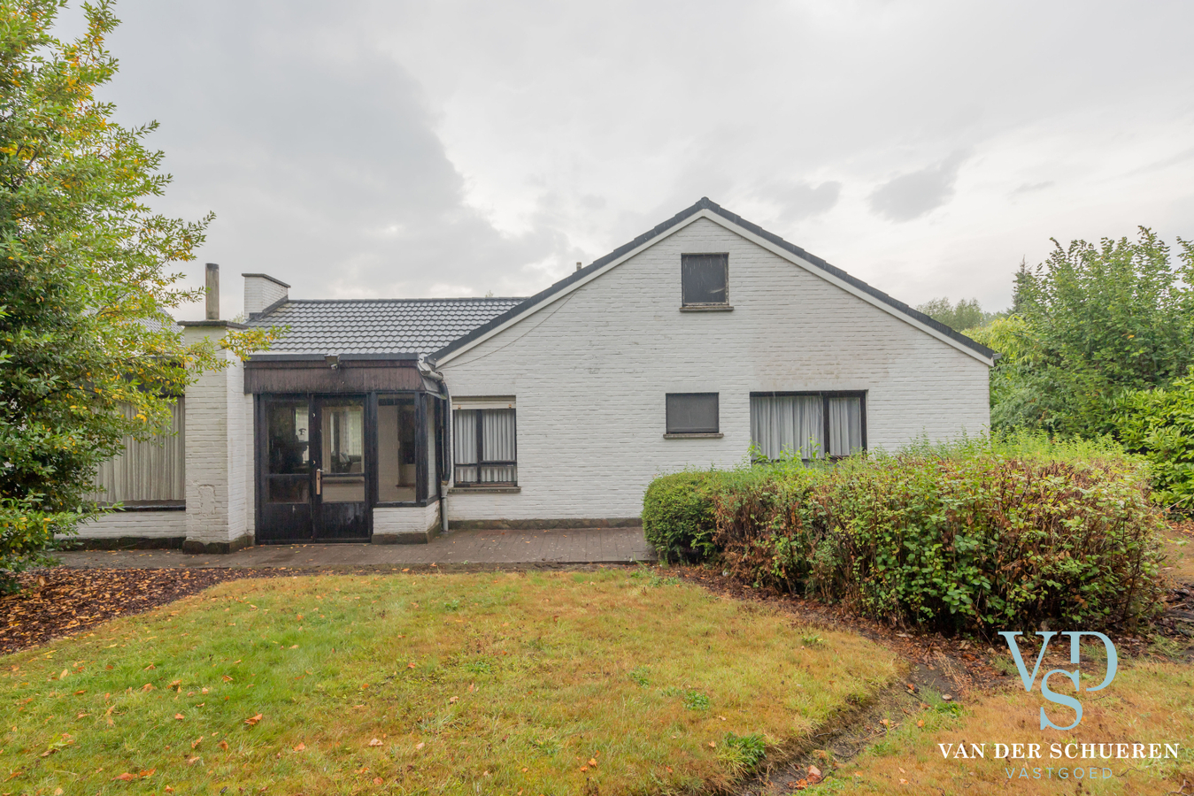 Bungalow met bijgebouw. 