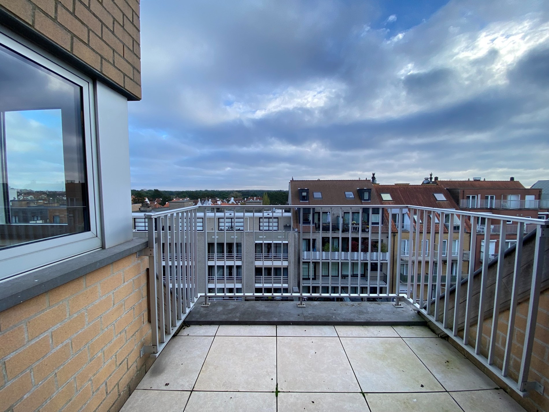 Appartement en duplex avec 3 chambres à coucher complètes et deux grandes terrasses ensoleillées offrant une vue dégagée, situé du côté ensoleillé de l'avenue Lippens. 