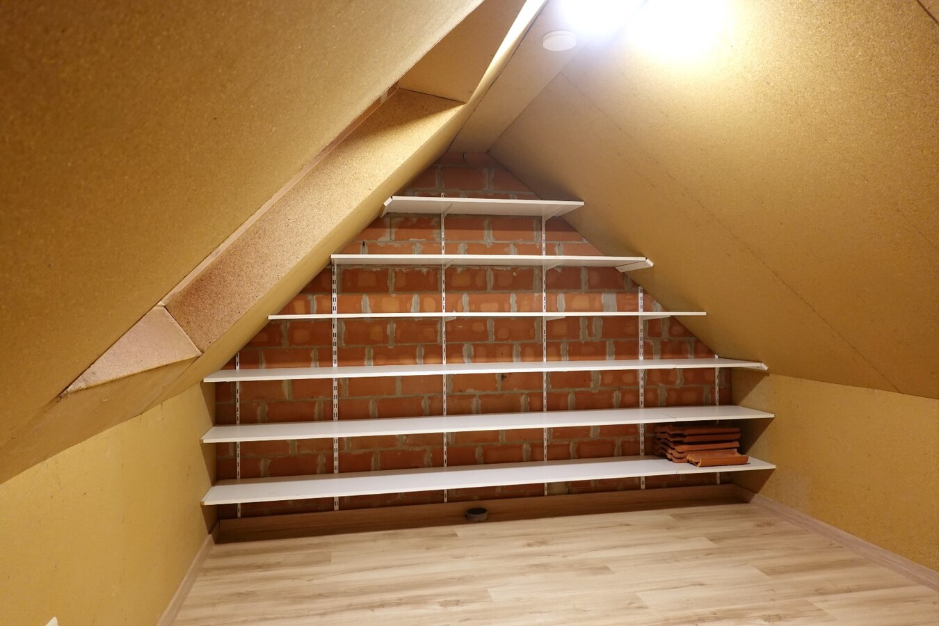 Gerenoveerde stadswoning op uitstekende ligging met binnentuin en garagebox 