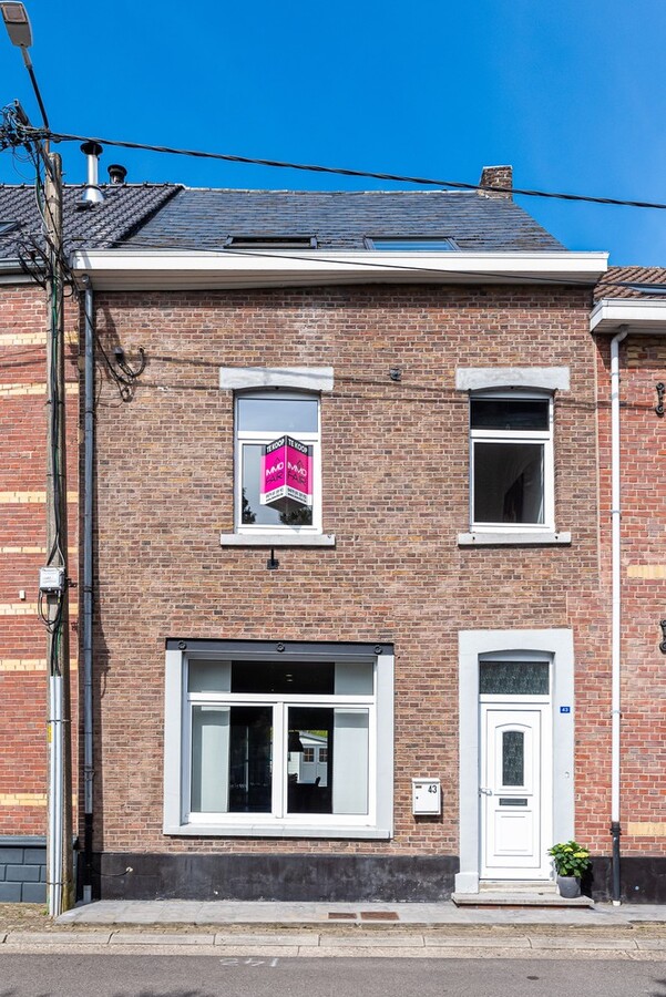 Tof ingerichte gezinwoning met privé-parking 