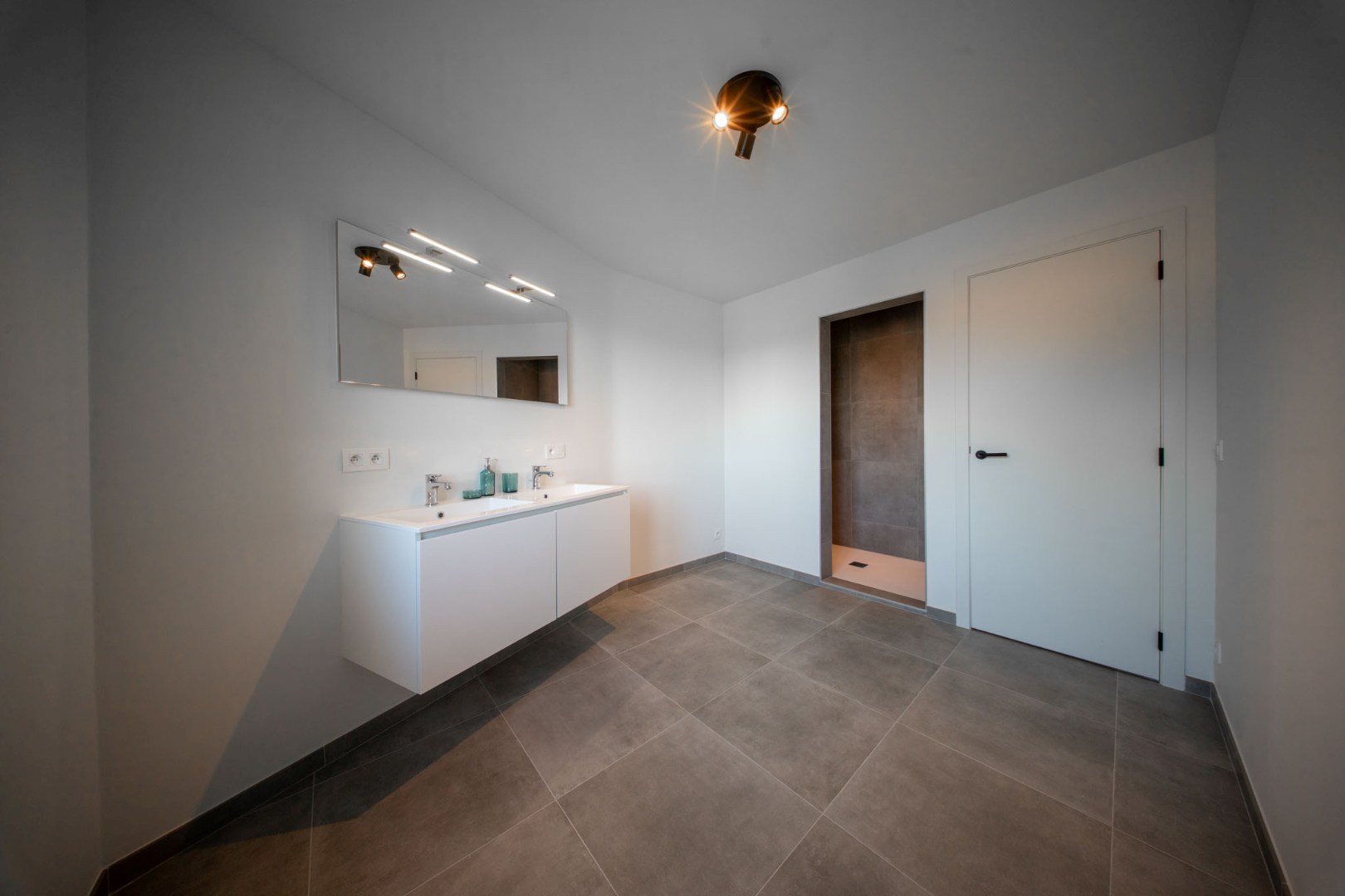 Stijlvolle en ruime nieuwbouwwoning met garage en tuin op 555 m² 