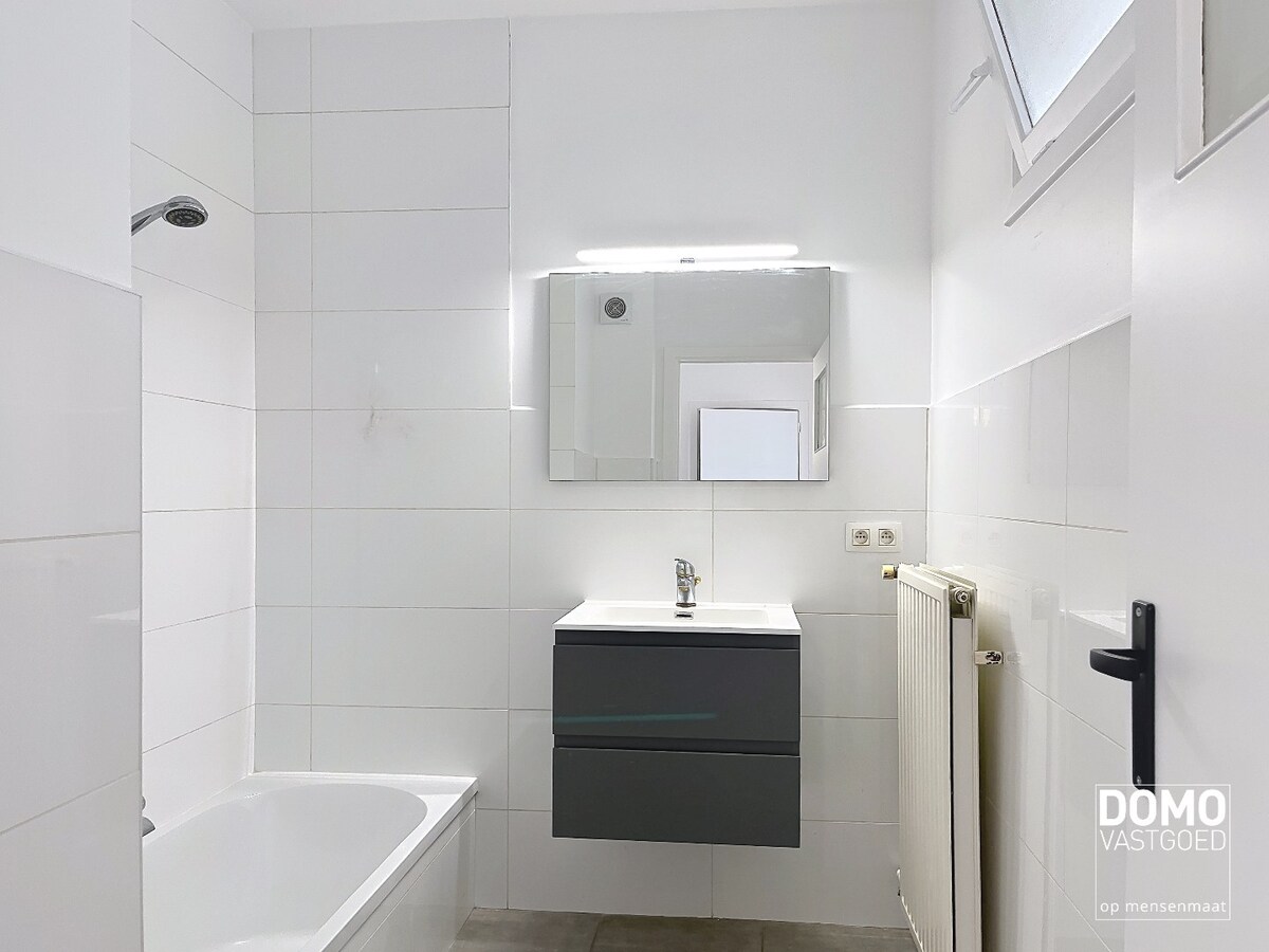 APPARTEMENT MET 2 SLAAPKAMERS EN GARAGEBOX NABIJ CENTRUM VAN HASSELT 