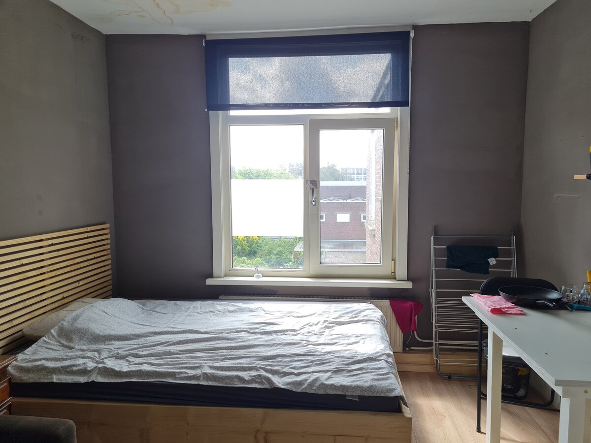 Kamerverhuurwoning met berging gelegen op korte afstand van het centrum van Tilburg. 