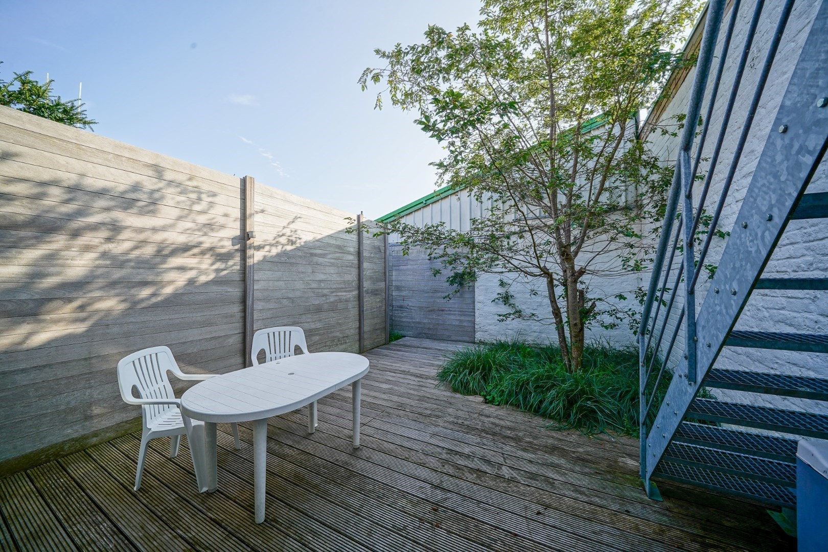 Ruime eengezinswoning in centrum Oudenburg met handelsruimte op gelijkvloers. 