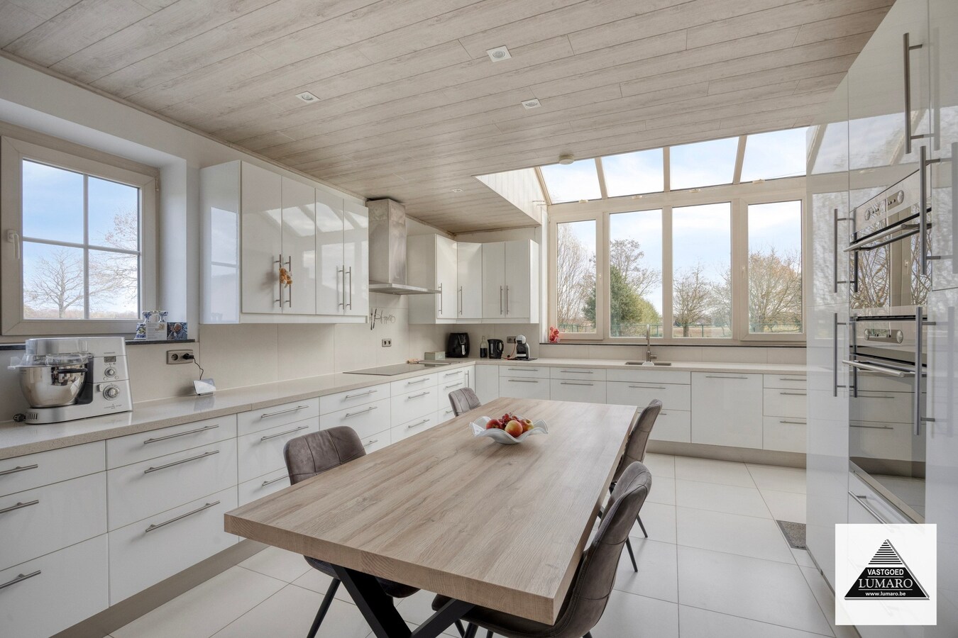 Instapklare villa met zwembad. Landelijke ligging in Leut (Maasmechelen). 