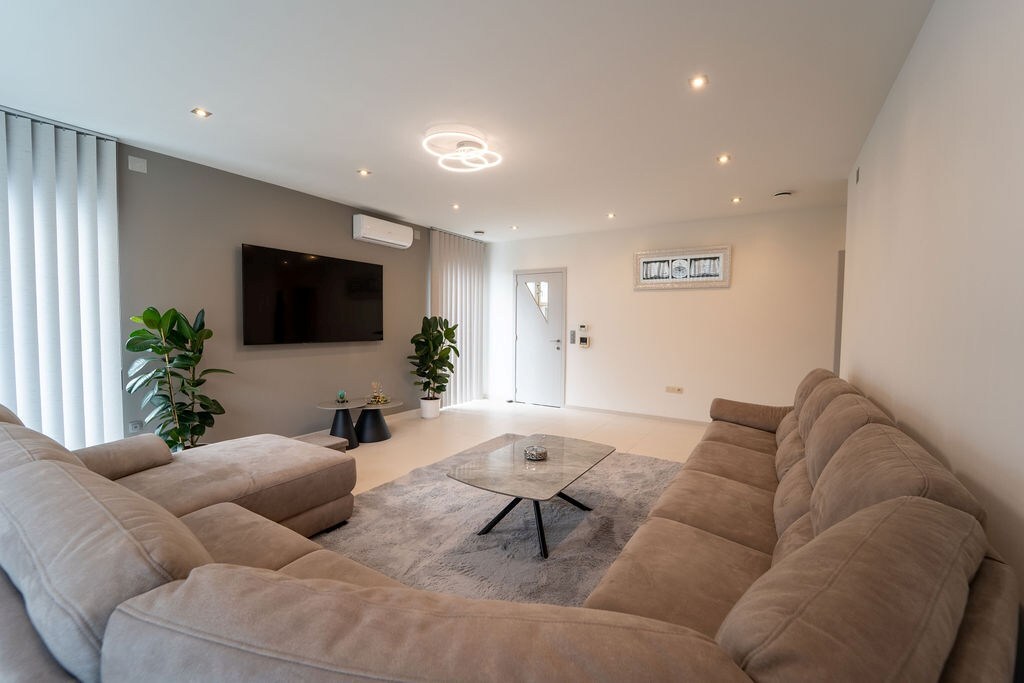 RUIM HANDELSHUIS MET WOONST TE SPALBEEK (HASSELT) 