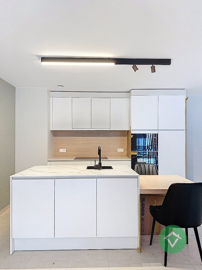 Volledig geschilderd Instapklaar appartement met garage in centrum Koekelare 