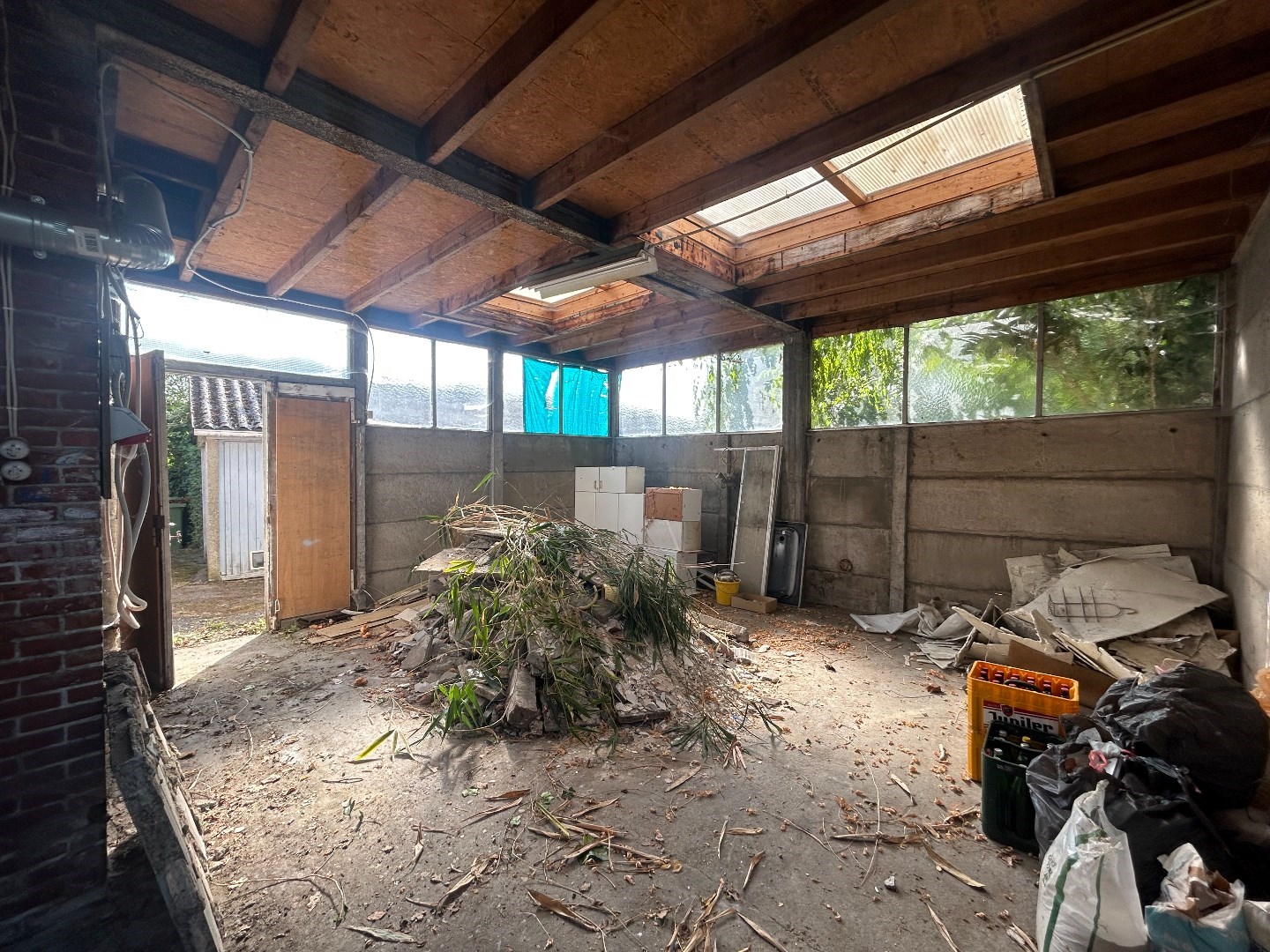 Te renoveren woning met loods/werkplaats in Geel 