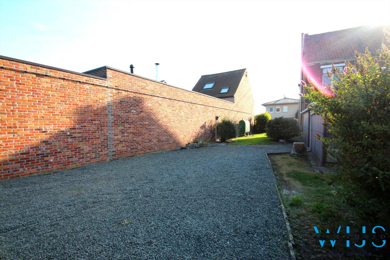 Op te frissen half- open bebouwiing op een perceel van 295m² 