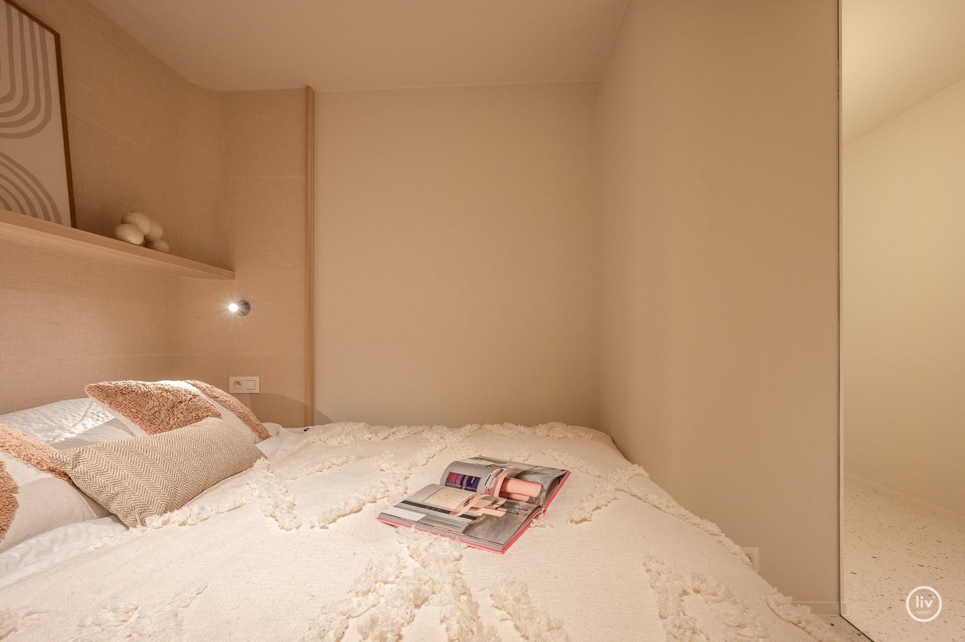 Luxueus gerenoveerd appartement met frontaal zeezicht gelegen tussen het Albertplein en de wandeldijk. 