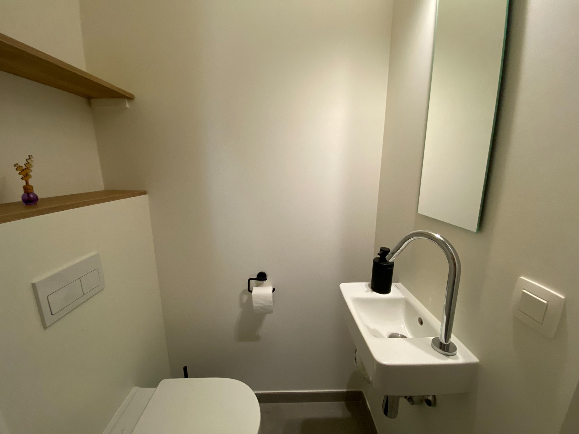 GEMEUBELD - Duplex appartement MET TWEE SLAAPKAMERS gelegen in DUINENWATER te Knokke-Heist. 