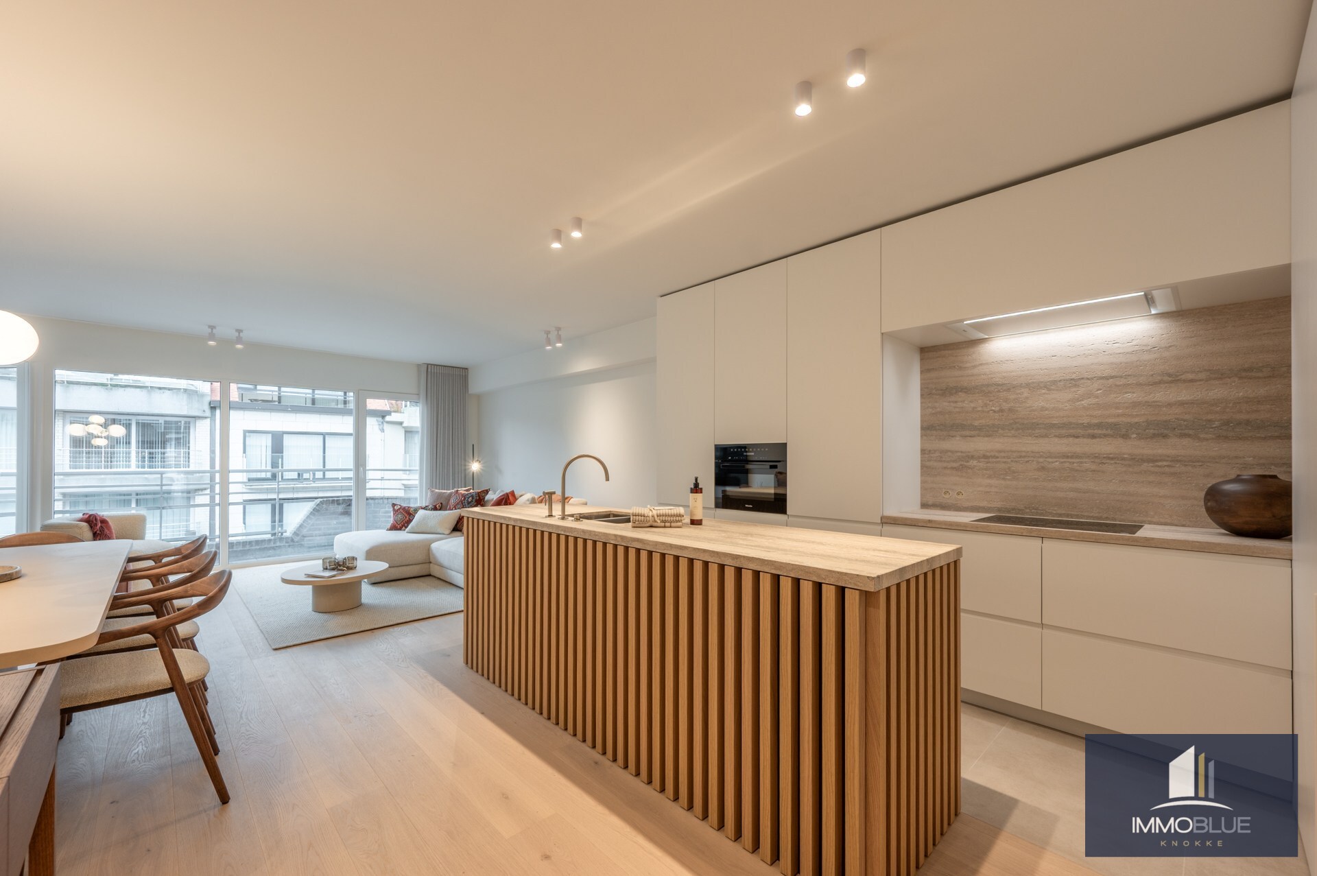 Stijlvol volledig gerenoveerd appartement gelegen nabij het Rubensplein . 