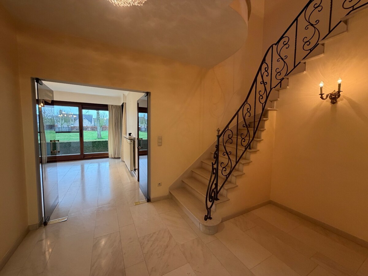 Ruime en rustig gelegen Spaanse villa te Dikkelvenne. 