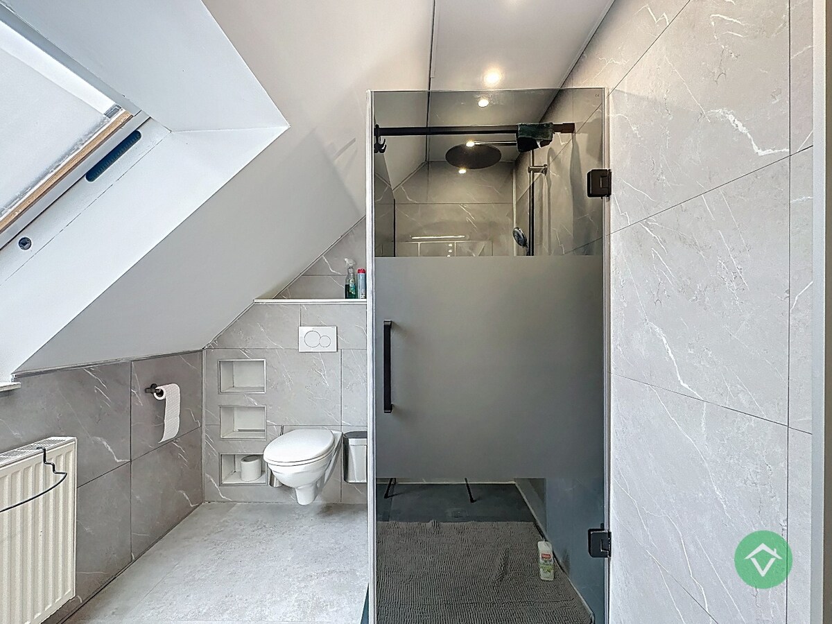 Statige gezinswoning met zonnige tuin, drie slaapkamers en topligging in Leke 