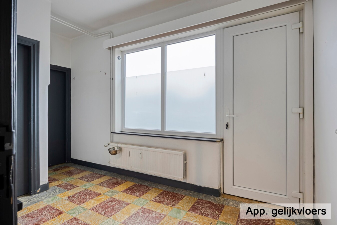 Dilsen-centrum - opbrengstpand: winkel + 2 appartementen 