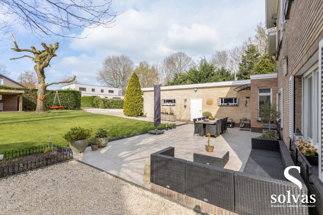 Exclusieve villa met karakter op riant perceel in hartje Zomergem 