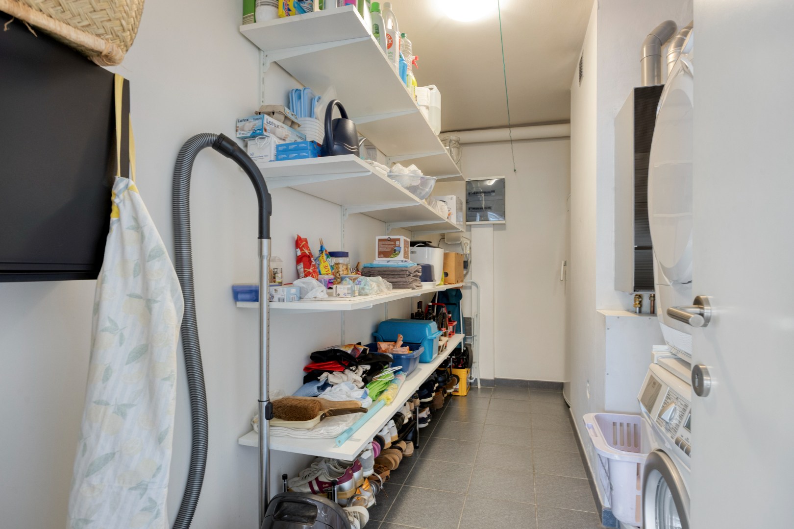 Gelijkvloers appartement met 2 slpk, 2 parkings en 2 kelderbergingen. 