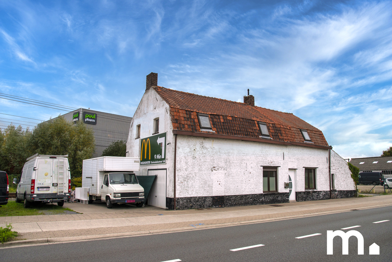 Centraal gelegen woning met ruime garage/opslagplaats te Izegem ! 