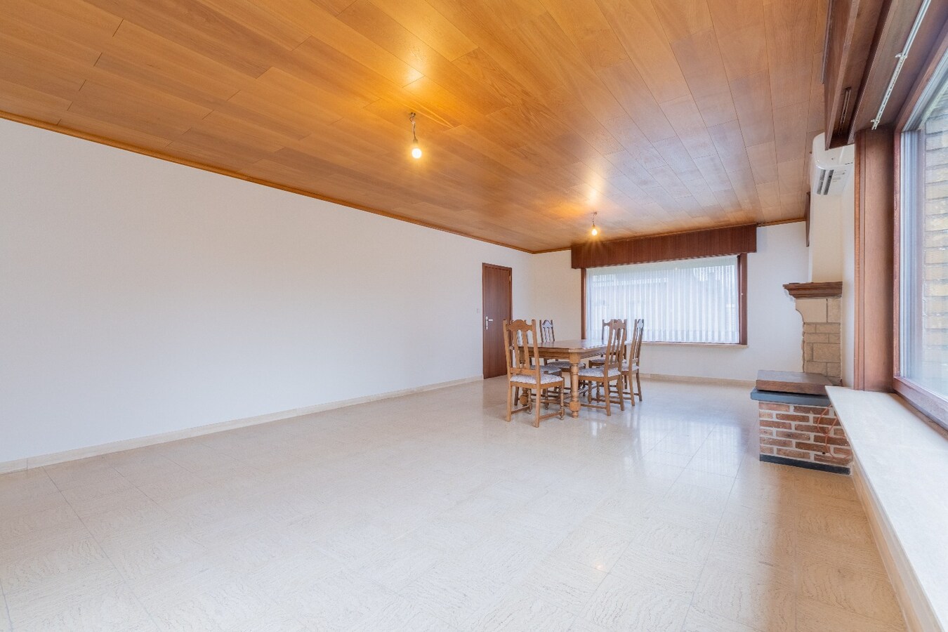 Uiterst ruime benedenwoning op groot perceel van 1666m² 