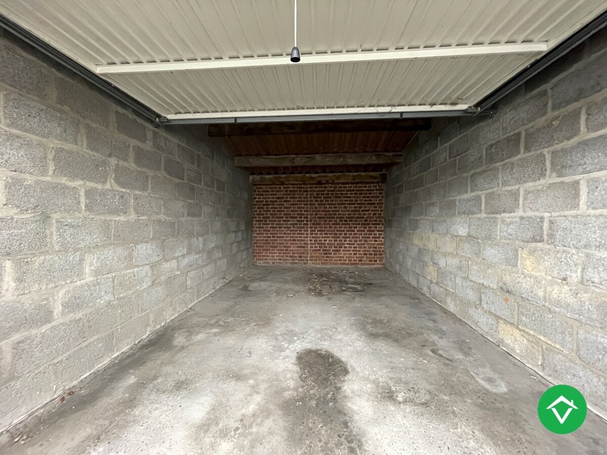 Gelijkvloers appartement met 2 slaapkamers en garage in centrum Roeselare 