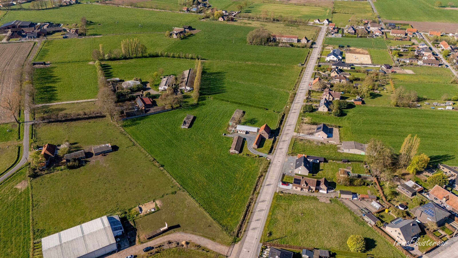 Renovated farmhouse with stables and pasture on approximately 1.7 hectares in Nazareth. 