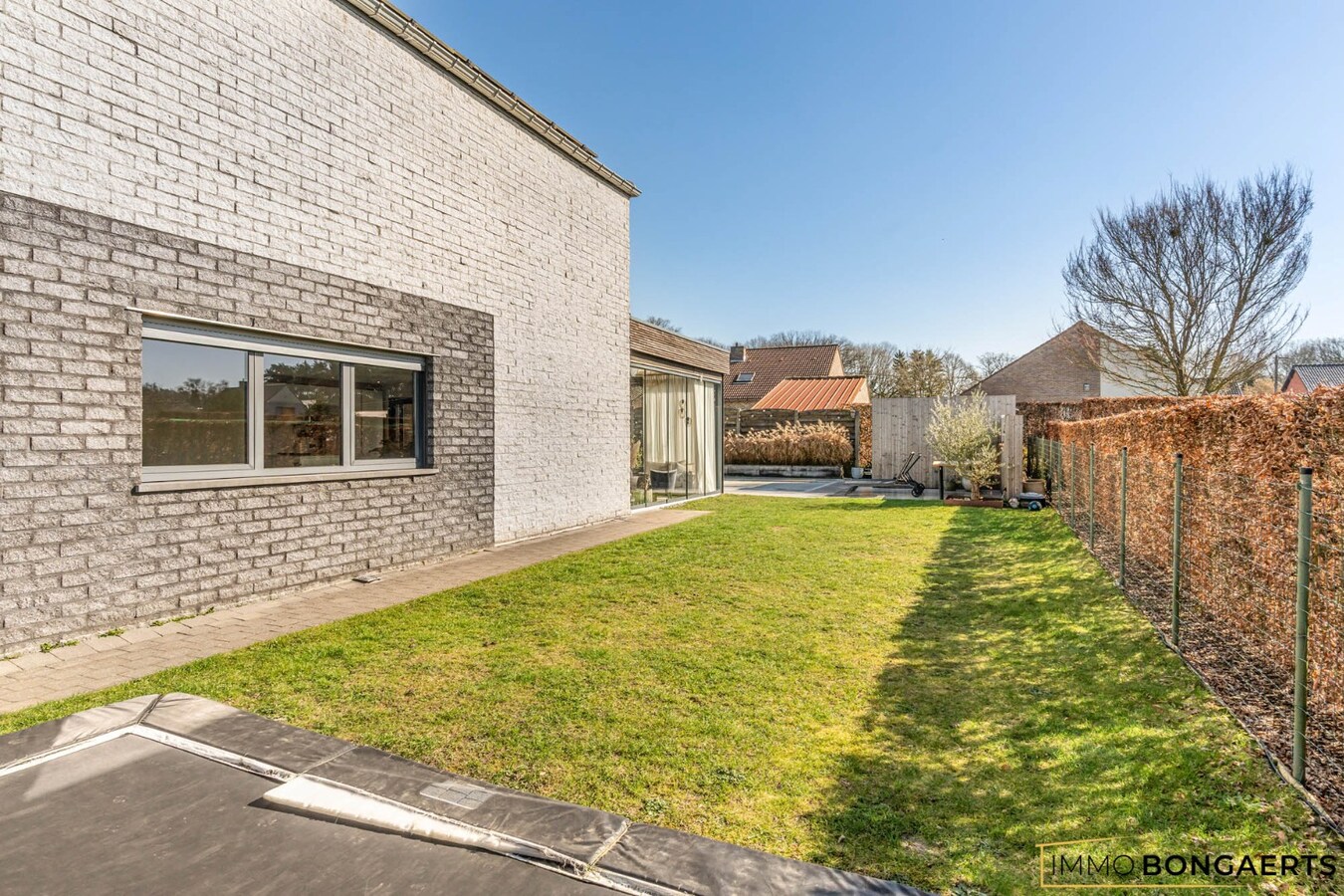 Energiezuinige woning met zwembad op rustige ligging in As 