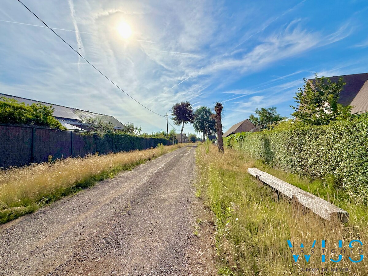 Op te frissen bungalow met 36.274m² grond te Oosteeklo ! 