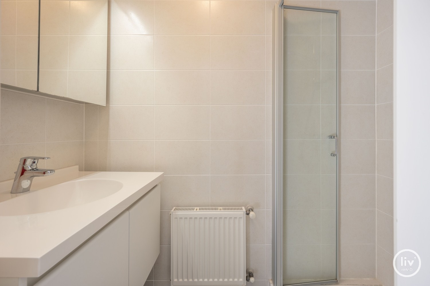 MEUBLÉ - Appartement récemment rénové et bien fini de 2 chambres à coucher, situé de manière centrale sur l'avenue Bayaux à Knokke. 