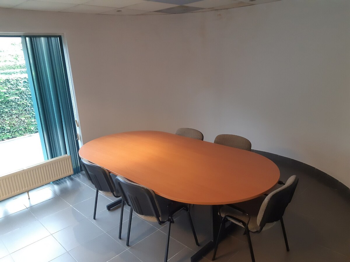 Ruim en instapklaar kantoor met parking; 