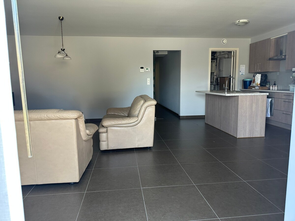 Gelijkvloers 3-gevel appartement met tuintje 
