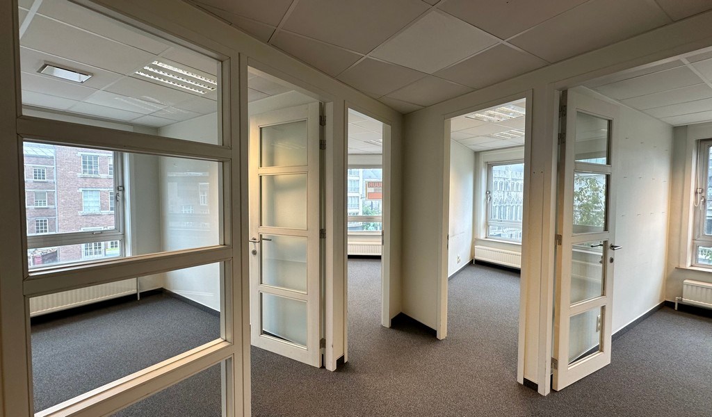 Ingedeelde kantoorruimte te huur in centrum Gent